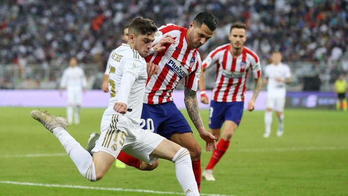JEDDAH, SAUDI ARABIA - JANUARY 12: Federico Valverde of Real Madrid shoots as Vitolo of Atletico Madrid looks on during the Supercopa de Espana Final match between Real Madrid and Club Atletico de Madrid at King Abdullah Sports City on January 12, 2020 in Jeddah, Saudi Arabia. (Photo by Francois Nel/Getty Images)