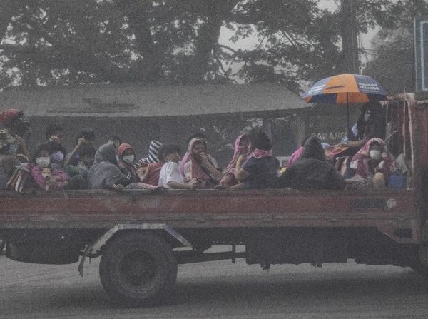 Warga Filipina Mengungsi Imbas Erupsi Taal Volcano