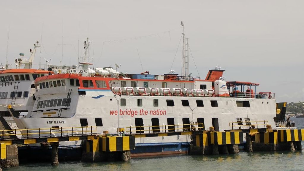 Penyeberangan Ferry di Kupang Ditutup Akibat Cuaca Buruk