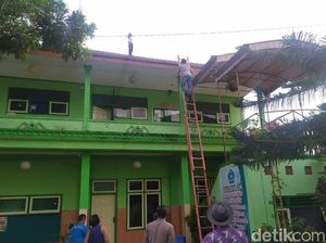 Depresi Dicerai Istri, Pria Banyuwangi Naik Genting Coba Bunuh Diri