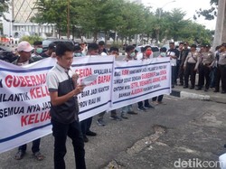 Massa Demo Kantor Pemprov Terkait Keluarga Gubernur Riau Duduki Jabatan Eselon