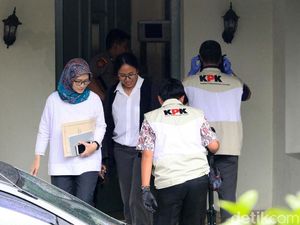 Momen KPK Geledah Ruang Kerja Wahyu Setiawan