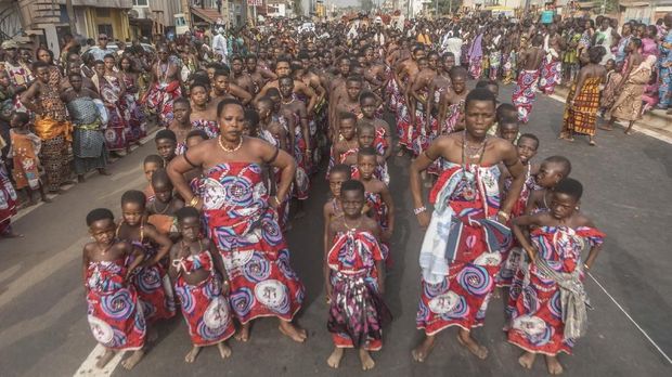 Voodoo Festival di Benin Voodoo devotees parades on the main boulevard of Porto-novo in Benin on January 11, 2020. - The 4th edition of the Porto Novo International Festival (FIP) takes place from January 4 to 12, 2020 in Porto-Novo. 1,200 cultural and ritual masks from several African countries paraded for a grand parade during the 4th edition of the International Festival of Culture, Arts and Vodun Civilization scheduled to date in Porto-Novo. (Photo by Yanick Folly / AFP)