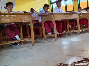 Siswa SDN Cibadak Tetap Belajar di Ruang Kelas yang Lantainya Retak