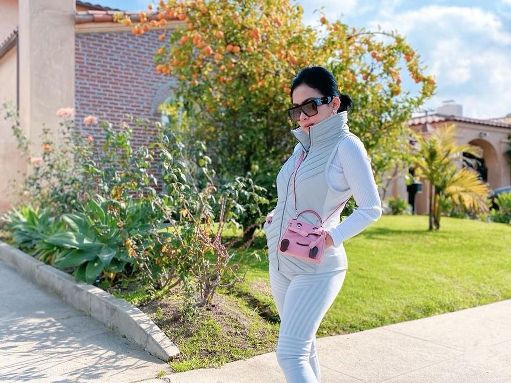 Seperti Kylie Jenner, Syahrini Pakai Tas Mungil yang Dijual Rp 1,6 Miliar Seperti Kylie Jenner, Syahrini Pakai Tas Mungil yang Dijual Rp 1,6 Miliar
