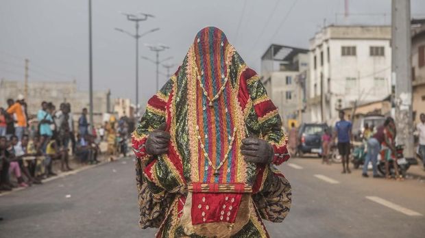Voodoo Festival di Benin A voodoo devotee dressed as an Egoun (ghost) parades on the main boulevard of Porto-novo in Benin on January 11, 2020. - The 4th edition of the Porto Novo International Festival (FIP) takes place from January 4 to 12, 2020 in Porto-Novo. 1,200 cultural and ritual masks from several African countries paraded for a grand parade during the 4th edition of the International Festival of Culture, Arts and Vodun Civilization scheduled to date in Porto-Novo. (Photo by Yanick Folly / AFP)