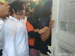Rekonstruksi Pembunuhan Hakim Jamaluddin, Zuraida Hanum Tutupi Wajah Rekonstruksi Pembunuhan Hakim Jamaluddin, Zuraida Hanum Tutupi Wajah
