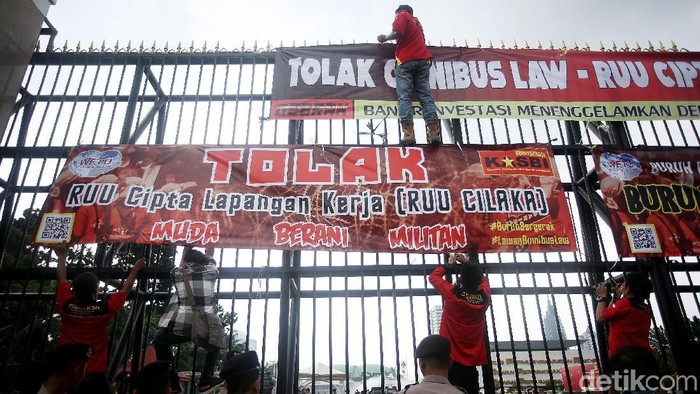 Massa buruh yang tergabung dalam KASBI menggelar aksi unjuk rasa di depan gedung DPR. Aksi itu dilakukan untuk menolak Omnibus Law-RUU Cipta Lapangan Kerja.