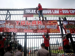 Tolak Omnibus Law, Massa Buruh Demo di Depan DPR Siang Ini