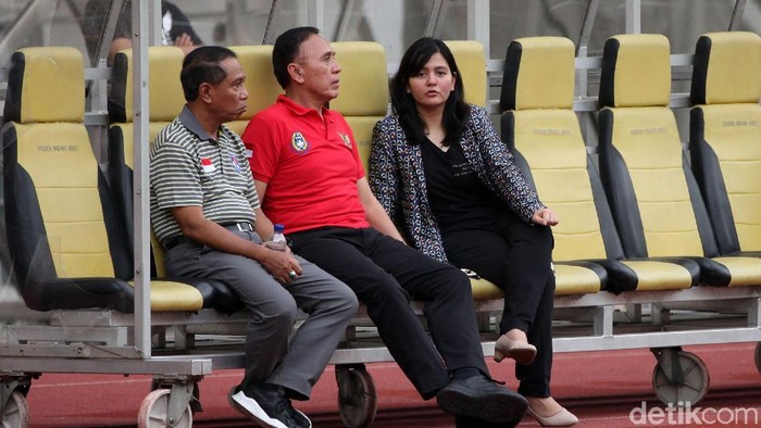 Timnas U-19 melakukan latihan di Stadion Wibawa Mukti, Cikarang. Pemusatan latihan ini ditonton langsung Menpora Zainudin Amali hingga Ketum PSSI Mochamad Iriawan.