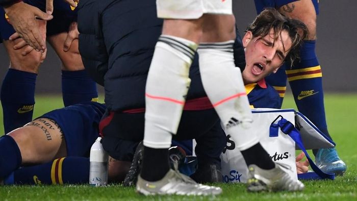 Nicolo Zaniolo mengalami cedera lutut parah di laga Roma vs Juventus (Foto: Andreas SOLARO / AFP) Nicolo Zaniolo mengalami cedera lutut parah di laga Roma vs Juventus (Foto: Andreas SOLARO / AFP)