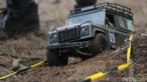 Mobil Remote Control Membelah Hutan Lembang