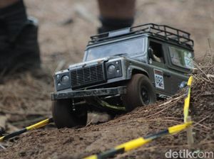 Mobil Remote Control Membelah Hutan Lembang