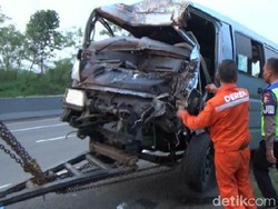 Elf Seruduk Truk di Tol Cipularang, 2 Orang Tewas