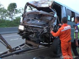Elf Seruduk Truk di Tol Cipularang, 2 Orang Tewas Elf Seruduk Truk di Tol Cipularang, 2 Orang Tewas