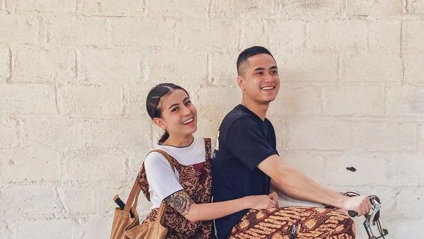 7 Potret Kemesraan Awkarin dan Putra Wishnutama yang Kini Pacaran