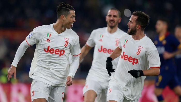 Ronaldo mencetak gol ke gawang Roma dari titik putih. Foto: Paolo Bruno/Getty Images