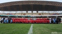 Para pemain dan pelatih tak lupa berfoto bersama. 