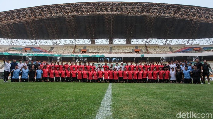Timnas Indonesia U-19 menggelar pemusatan latihan perdana di bawah arahan Shin Tae-yong. 51 pemain hadir dalam seleksi perdana ini.