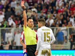 Menjadi Pahlawan dengan Kartu Merah: Valverde, Solskjaer, dan Suarez