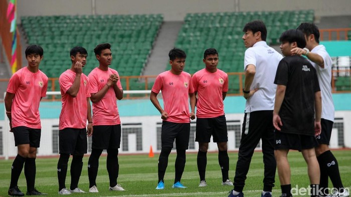 Timnas Indonesia U-19 menggelar pemusatan latihan perdana di bawah arahan Shin Tae-yong. 51 pemain hadir dalam seleksi perdana ini.