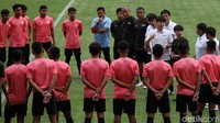 Shin Tae-yong dan staf kepelatihan memberikan arahan.