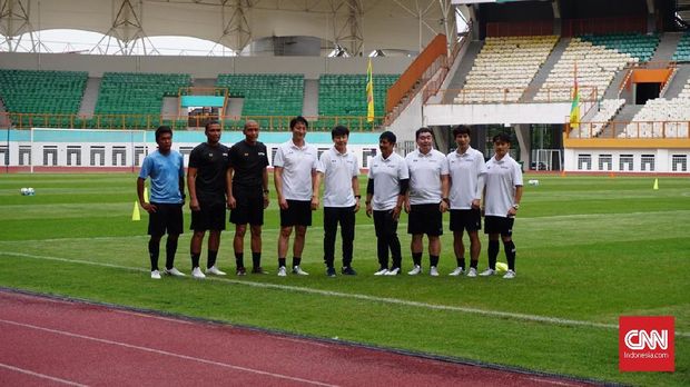 Latihan perdana Timnas Indonesia U-19 bersama Shin Tae Yong di Stadion Wibawa Mukti, Cikarang, Senin (13/1).