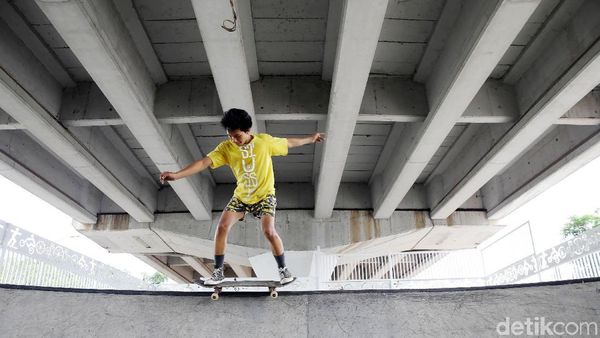 Asyiknya Bermain Skateboard di Skatepark Pasar Rebo