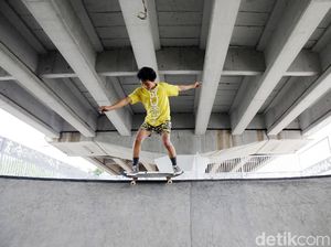 Asyiknya Bermain Skateboard di Skatepark Pasar Rebo Asyiknya Bermain Skateboard di Skatepark Pasar Rebo