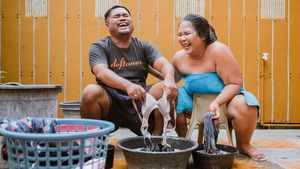 Unik! Foto Prewedding Low Budget Gambarkan Kehidupan Pasutri Ini Gemas