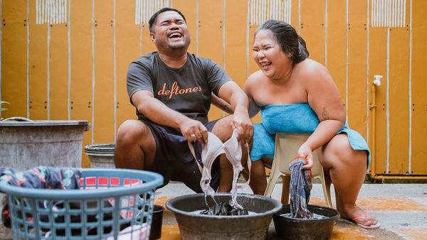 Unik! Foto Prewedding Low Budget Gambarkan Kehidupan Pasutri Ini Gemas