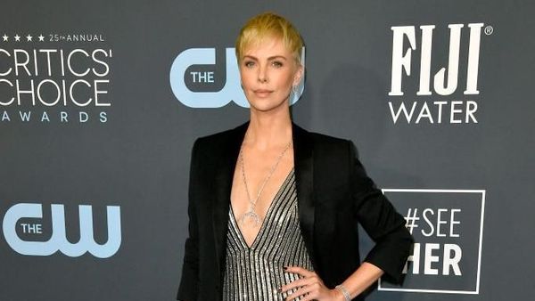 Foto: 10 Artis Berbusana Terbaik di Critics Choice Awards 2020