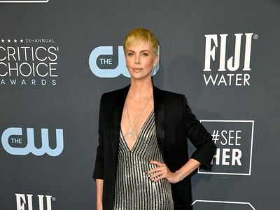 Foto: 10 Artis Berbusana Terbaik di Critics Choice Awards 2020