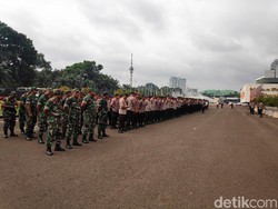 Ratusan Personel TNI-Polri Siaga Jelang Demo Buruh Tolak Omnibus Law di DPR