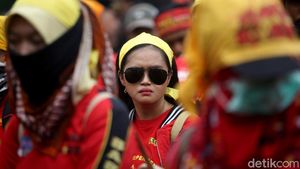 Massa Buruh Geruduk Gedung DPR Tolak Omnibus Law