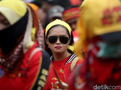 Massa Buruh Geruduk Gedung DPR Tolak Omnibus Law