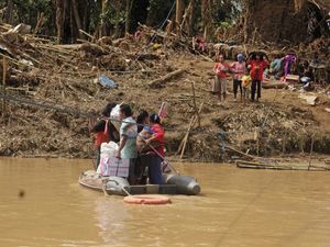 Jembatan Putus, Warga Andalkan Perahu Karet