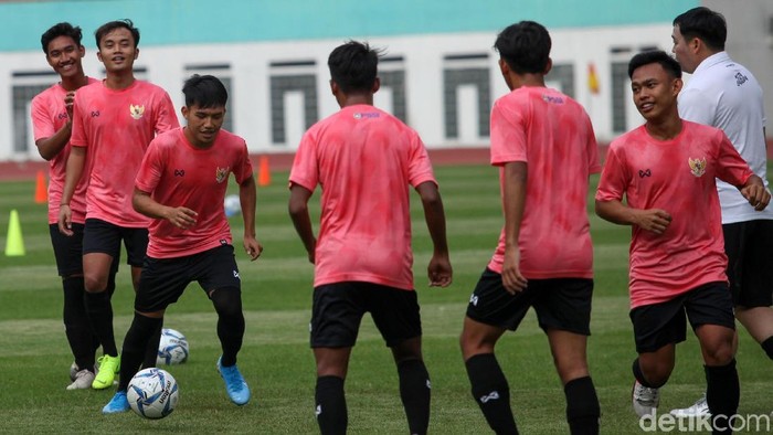 Timnas Indonesia U-19 menggelar pemusatan latihan perdana di bawah arahan Shin Tae-yong. 51 pemain hadir dalam seleksi perdana ini.
