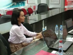 Eka Deli Serahkan Mobil Reward MeMiles Kepada Polisi