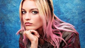 Emma Mackey Sex Education yang Selalu Dibilang Mirip Margot Robbie