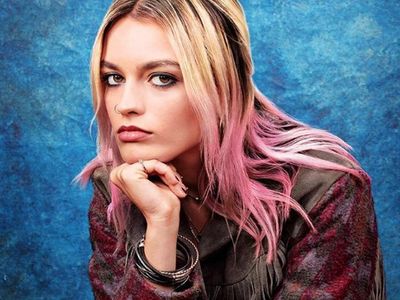 Emma Mackey Sex Education yang Selalu Dibilang Mirip Margot Robbie