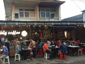 Nyeruput Kopi Robusta di Warung Kopi Aming yang Legendaris Nyeruput Kopi Robusta di Warung Kopi Aming yang Legendaris