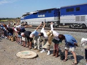 Tradisi Buka Celana dan Pamer Pantat ke Kereta Lewat