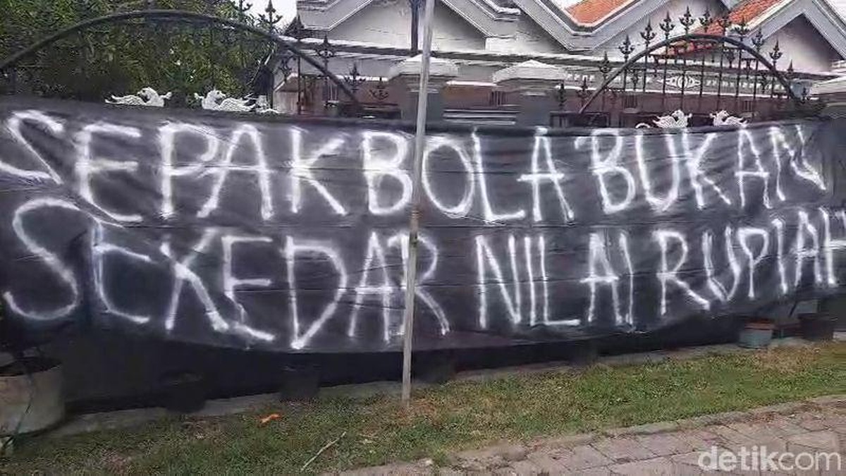 Spanduk teror di rumah Evan Dimas. (Foto: Istimewa)