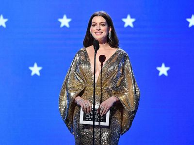 Hamil 6 Bulan, Anne Hathaway tampil Seksi Glamor