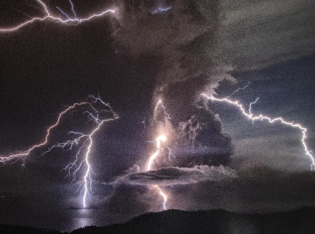Viral Dashyatnya Petir Menyambar-nyambar di Taal Volcano, Apa Penyebabnya? Viral Dashyatnya Petir Menyambar-nyambar di Taal Volcano, Apa Penyebabnya?