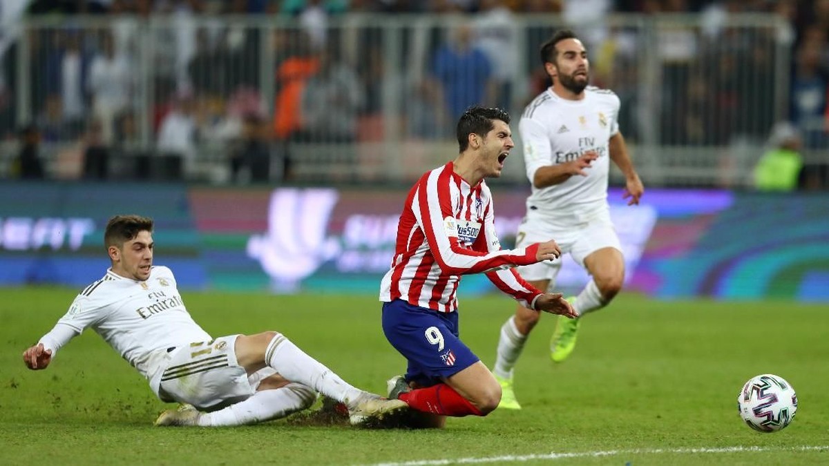 Federico Valverde minta maaf kepada Alvaro Morata karena tekelnya di Piala Super Spanyol. (Foto: Francois Nel / Getty Images
