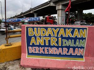 Warna-warni Mural Kritik Sosial Hiasi Dinding Jalan di Ancol