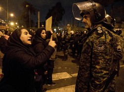 Beredar Video Demonstran Iran Tertembak Peluru, Polisi Bantah Menembak