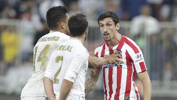 Keributan antara Stefan Savic dan Dani Carvajal memakan korban Alvaro Morata.